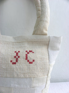 Bossa de patchwork with antique embroidery.