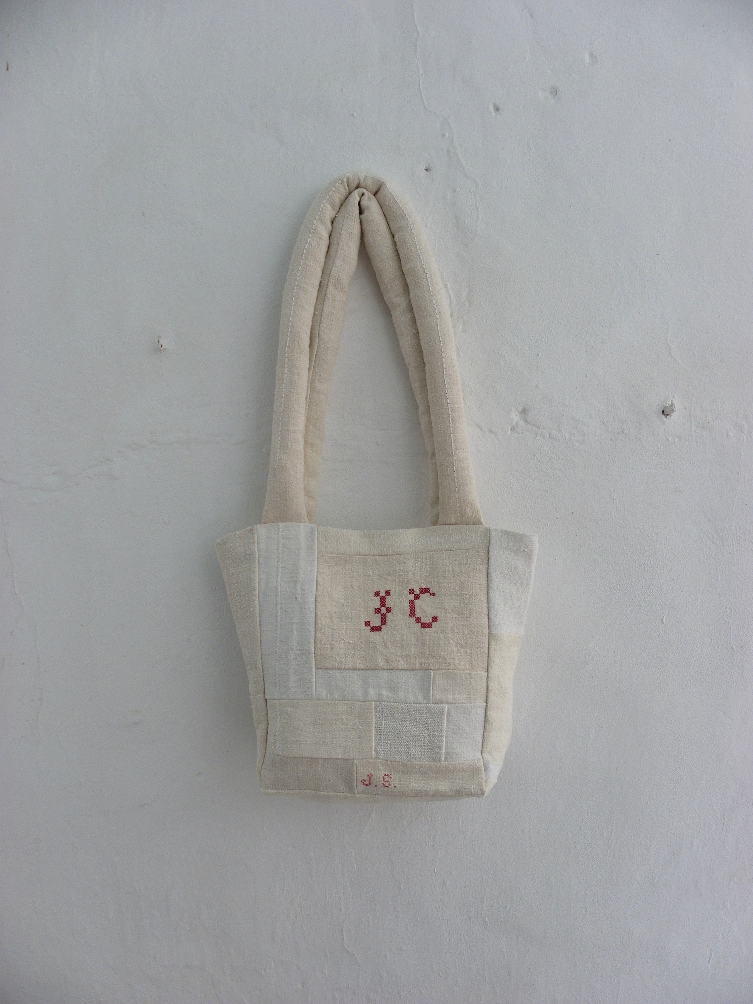 Bossa de patchwork with antique embroidery.