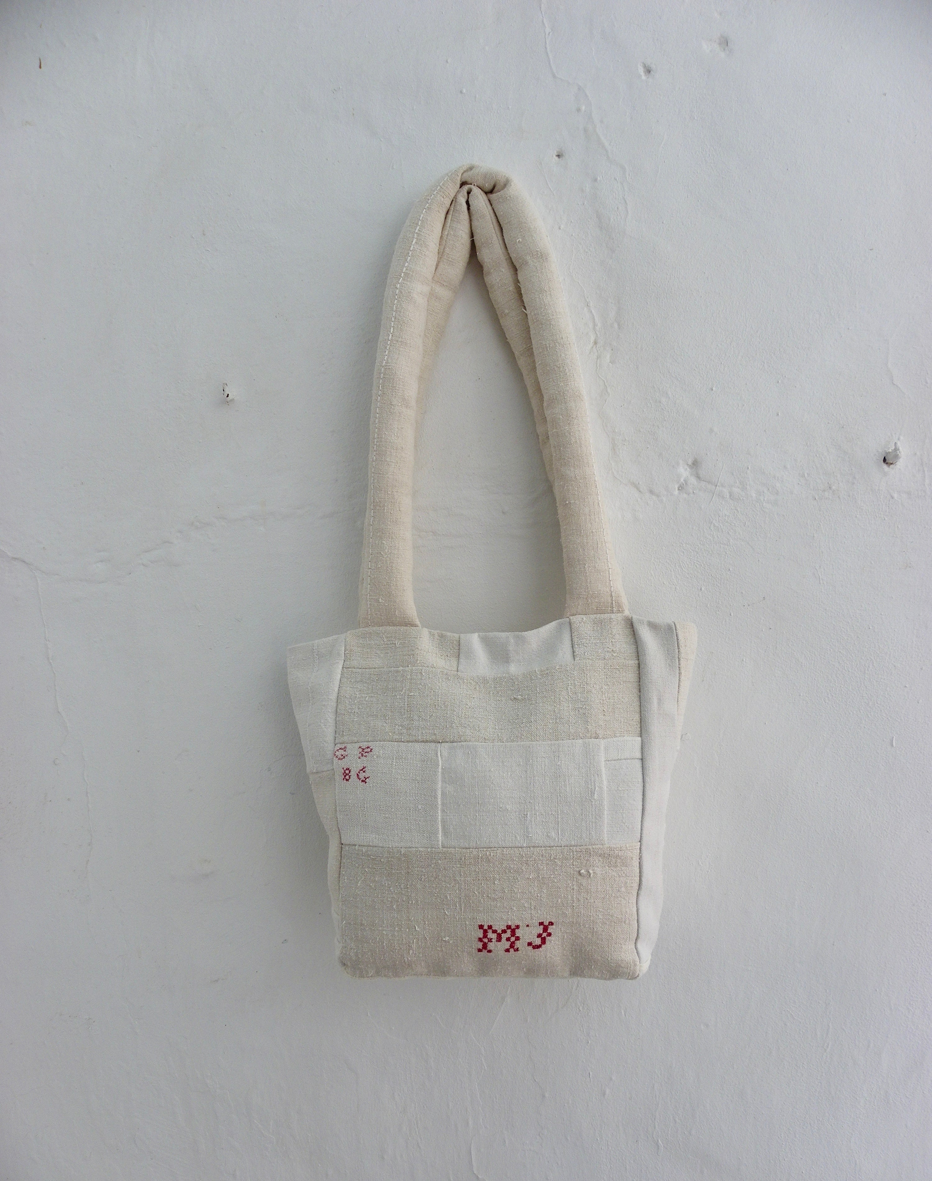Bossa de patchwork with antique embroidery.