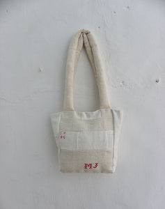 Bossa de patchwork with antique embroidery.