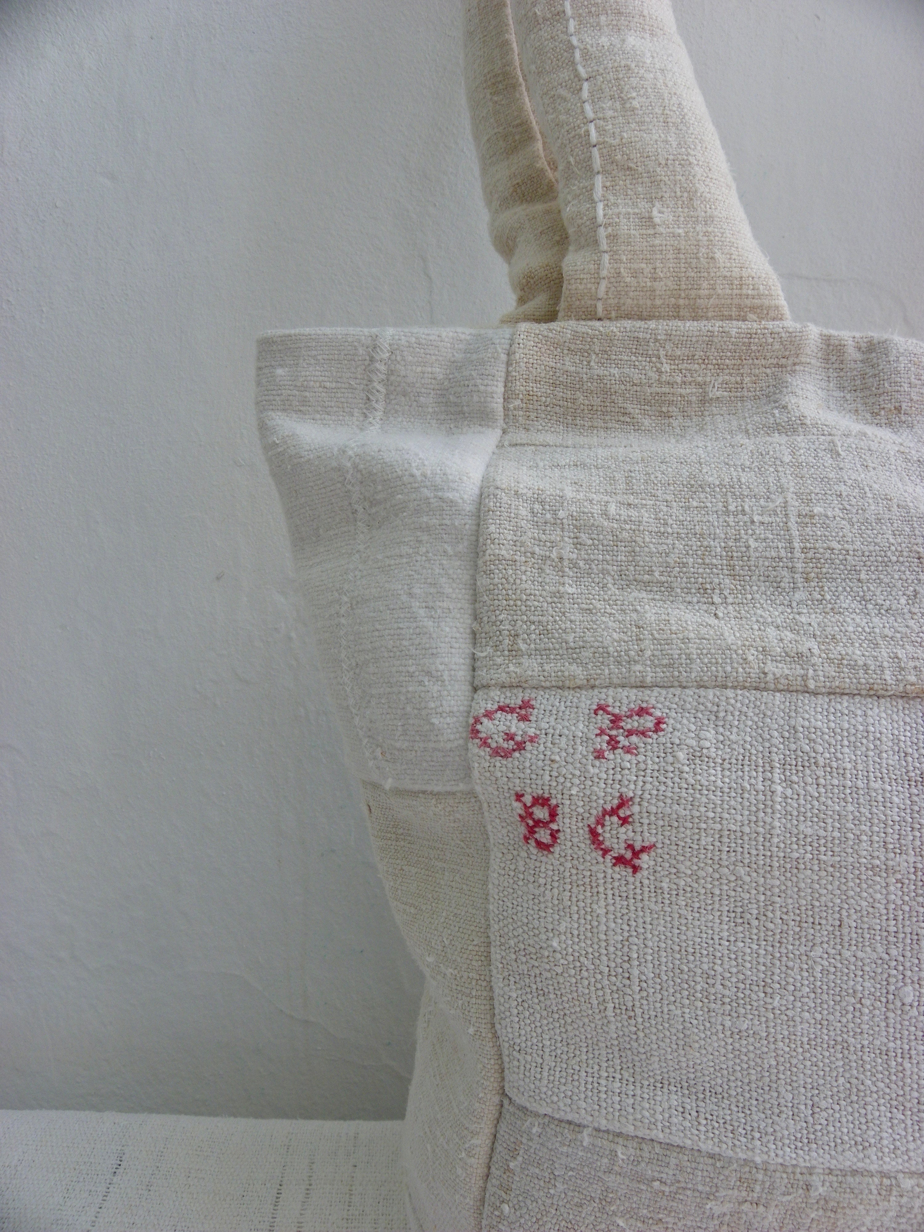 Bossa de patchwork with antique embroidery.