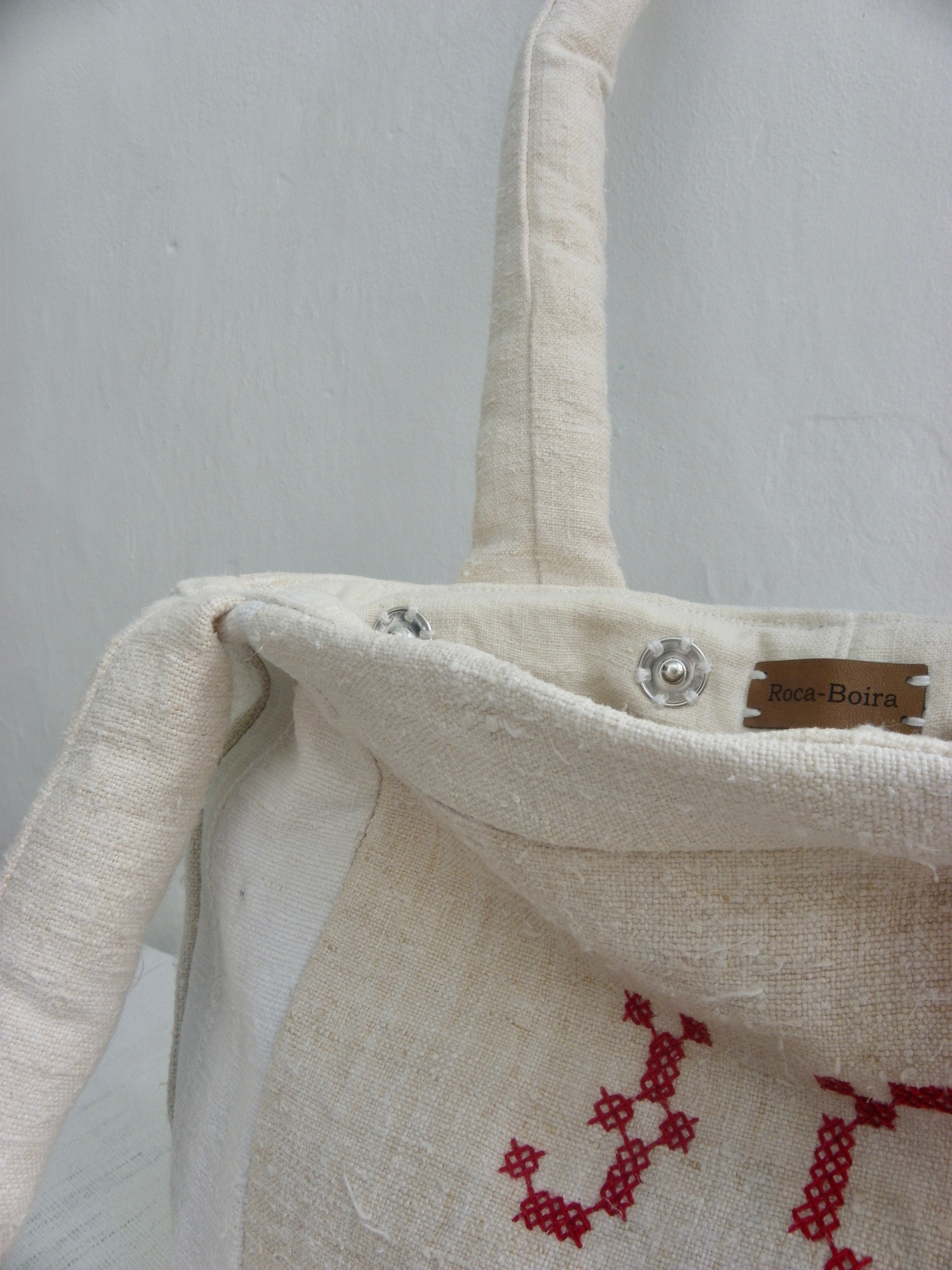 Bossa de patchwork with antique embroidery.
