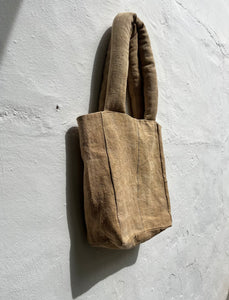 “Sac beige amb puffy anses”