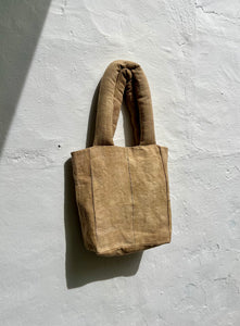 “Sac beige amb puffy anses”