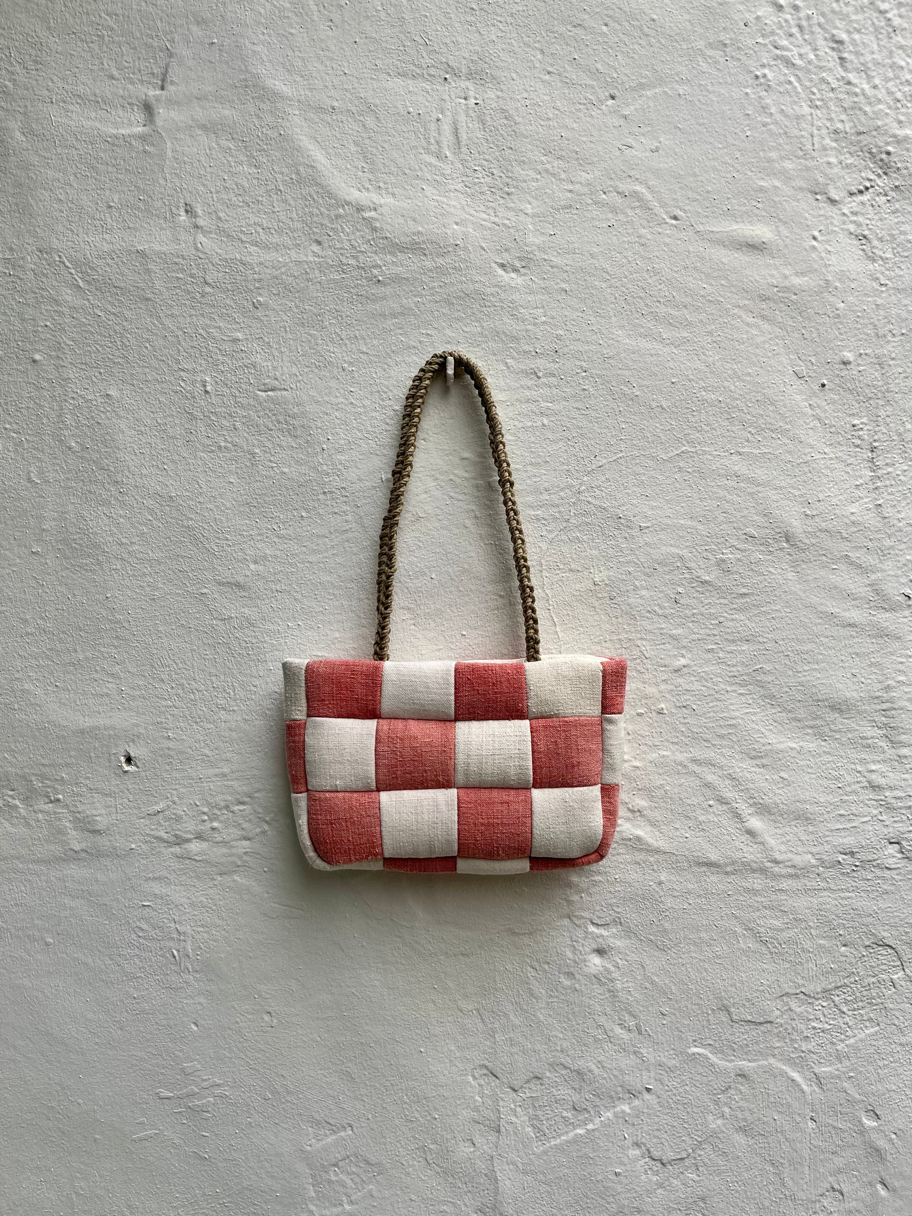 “The rubia tinctorum chess bag”