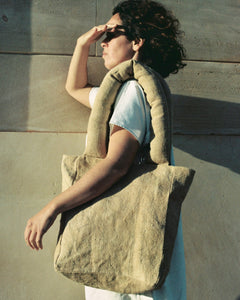 “Sac beige amb puffy anses”