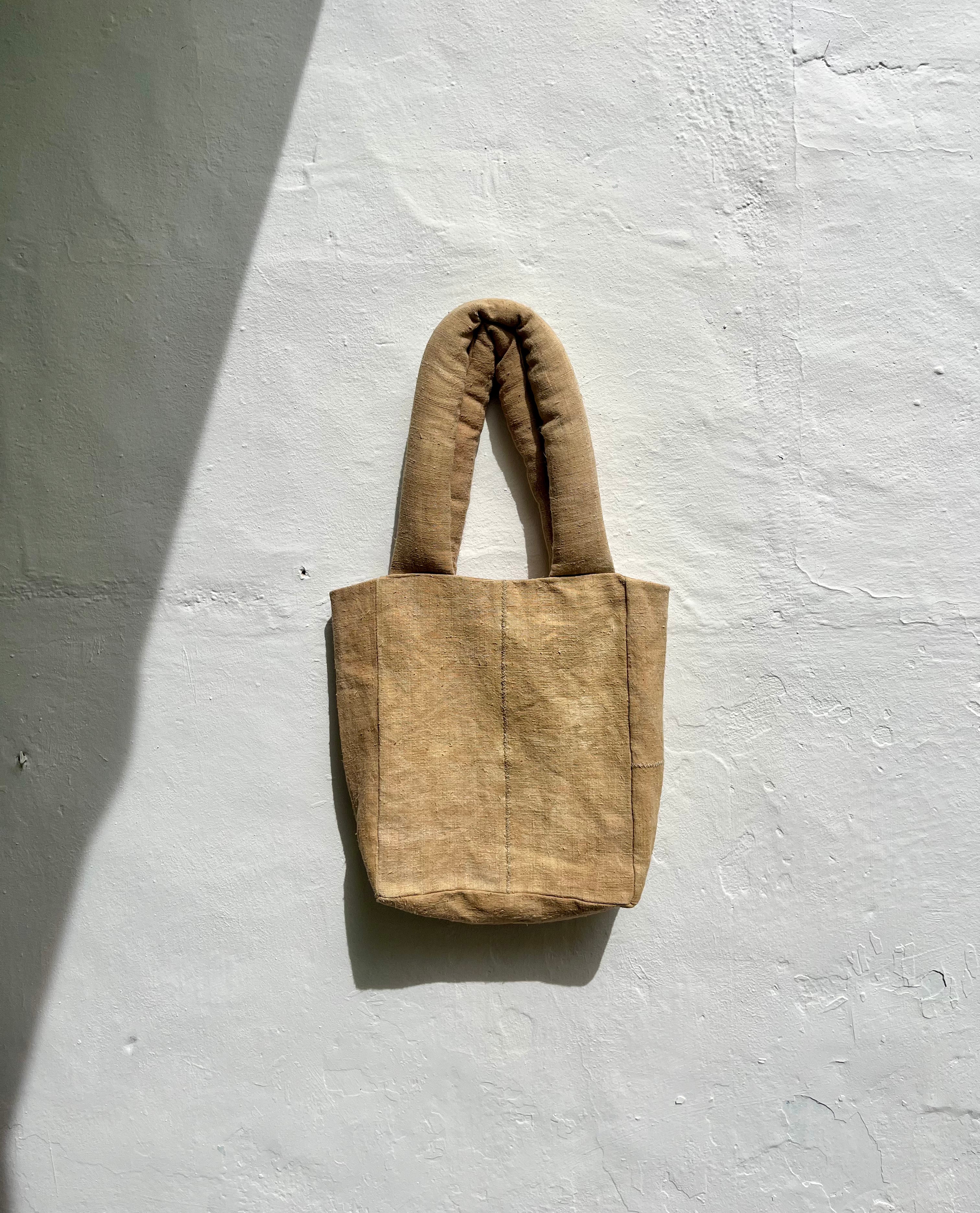 “Sac beige amb puffy anses”