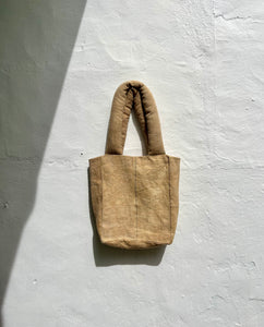 “Sac beige amb puffy anses”